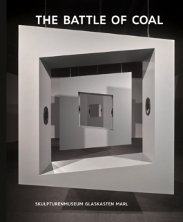 Jeremy Deller. The battle of Orgreave, in: Skulpturenmuseum Glaskasten Marl (Hg.): The Battle of Coal, (= Kunst und Kohle, Band 12), Köln 2018, S. 68-71. (Hier auch Projektleitung und Redaktion) Alexandra Apfelbaum